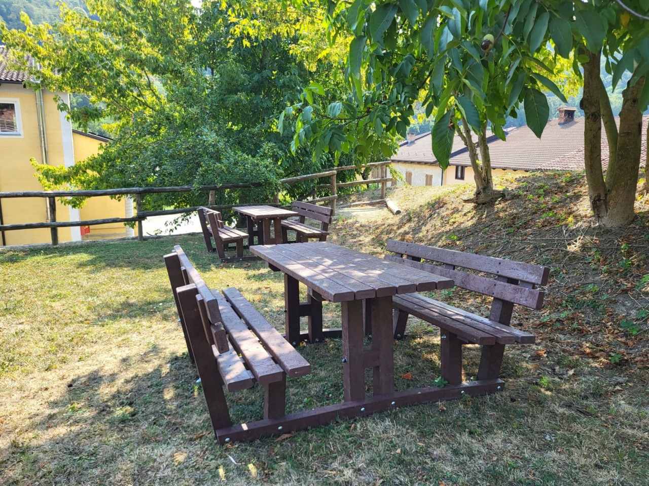 Nuovi tavoli da picnic nell’area sopra l’Arena del Teatro Comunale