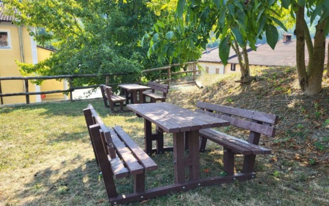 Nuovi tavoli da picnic nell’area sopra l’Arena del Teatro Comunale