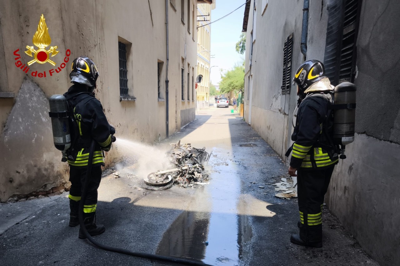 Motocicletta in fiamme a Cigliano, intervengono i Vigili del Fuoco