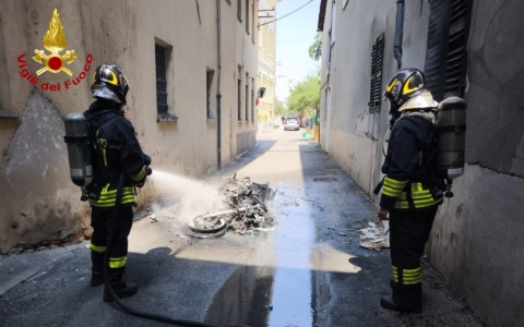 Motocicletta in fiamme a Cigliano, intervengono i Vigili del Fuoco