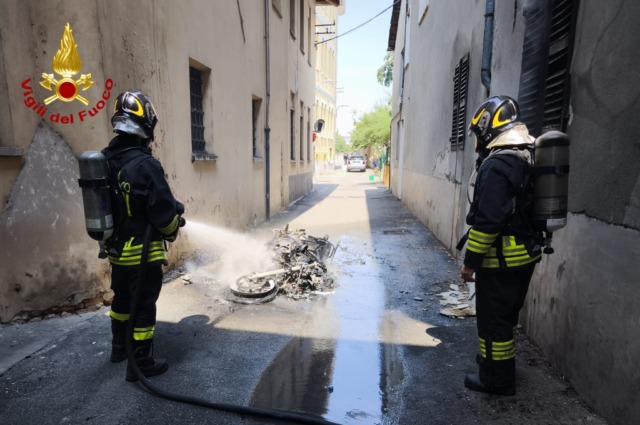 Motocicletta in fiamme a Cigliano, intervengono i Vigili del Fuoco