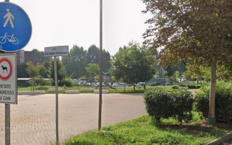 Allarme sicurezza a Chivasso: giovani extracomunitari accusati di furti e vandalismi al parco di viale Cavour