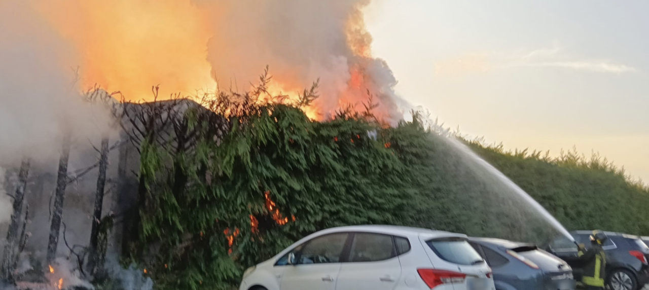 Grave incendio in via Favorita: in fiamme alcune auto vicino al cimitero