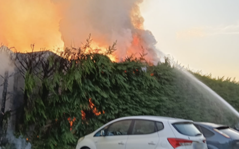 Grave incendio in via Favorita: in fiamme alcune auto vicino al cimitero