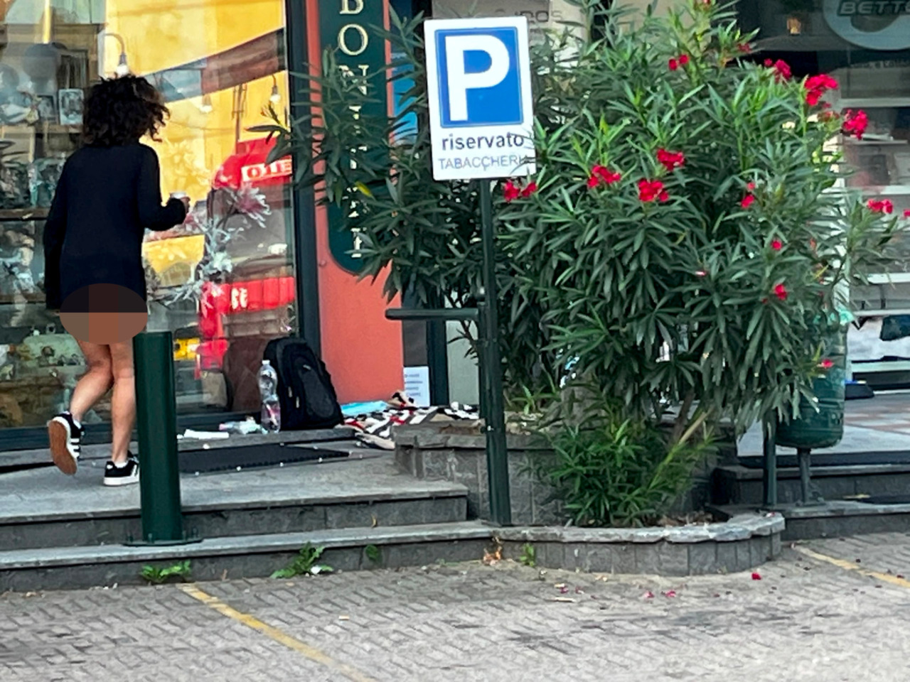 Vive in strada mezza nuda: quella donna deve essere aiutata