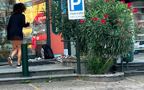 Vive in strada mezza nuda: quella donna deve essere aiutata