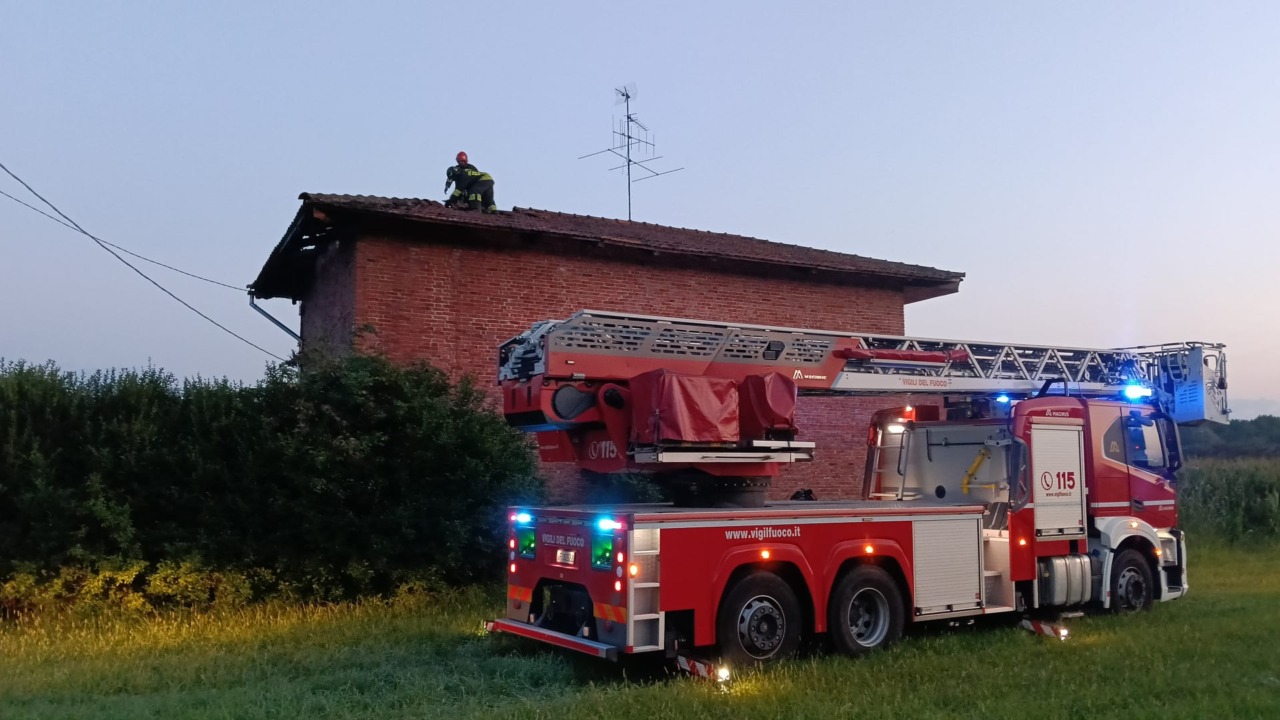 Incendio tetto a Verolengo: accende la stufa in estate e scoppia il rogo