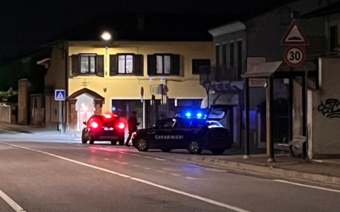 Paura in piazza: dopo l’aggressione con bottiglie e auto danneggiate si presenta con delle forbici