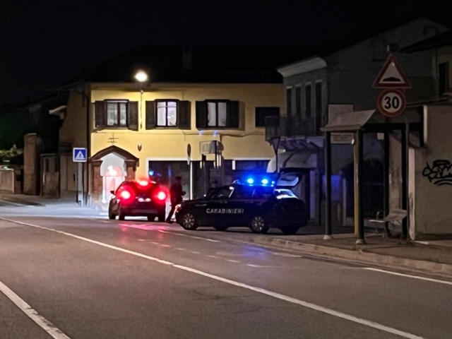 Paura in piazza: dopo l’aggressione con bottiglie e auto danneggiate si presenta con delle forbici