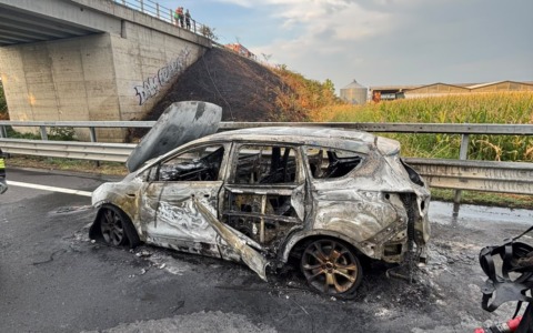 Auto va in fiamme sulla Sp11: illeso il conducente