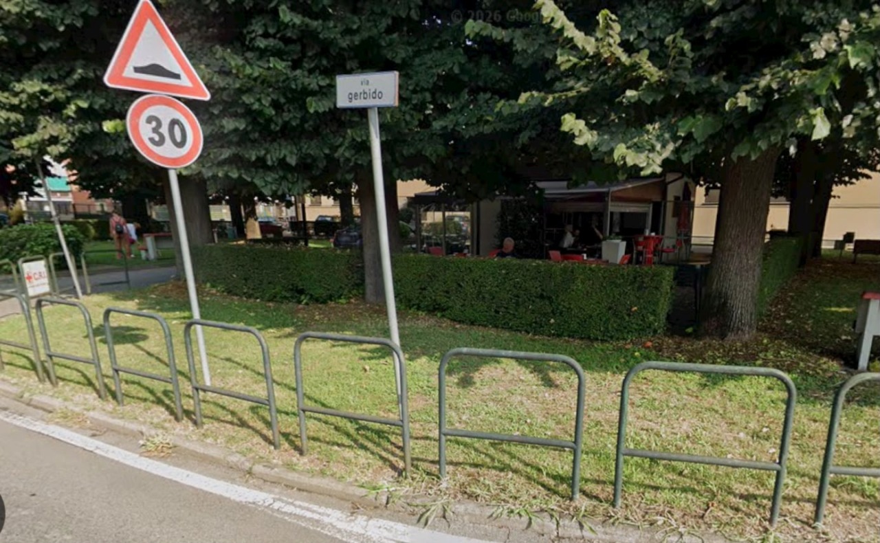 Tentano di rubare al chiosco davanti alla caserma dei Carabinieri: messi in fuga dai volontari della Cri