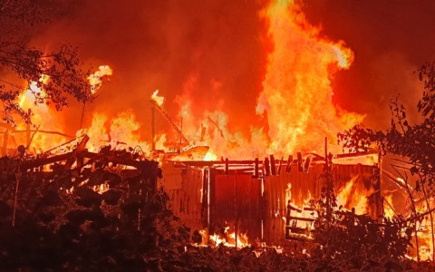 Incendio a Chivasso negli orti di via Po, a fuoco le strutture destinate alla demolizione