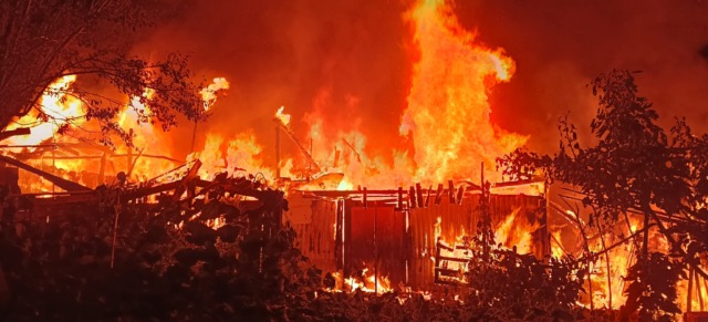 Incendio a Chivasso negli orti di via Po, a fuoco le strutture destinate alla demolizione