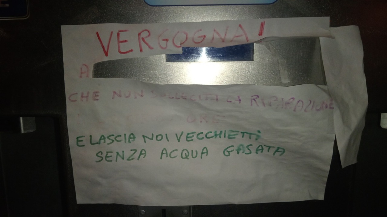 Chivasso, Casetta Smat senza acqua gassata: spunta il cartello di protesta