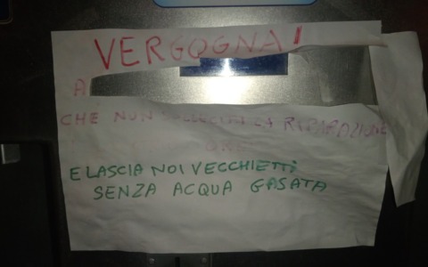 Chivasso, Casetta Smat senza acqua gassata: spunta il cartello di protesta
