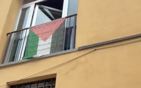 Chivasso, polemica sulla bandiera della Palestina a Palazzo Santa Chiara: Marta ne chiede la rimozione