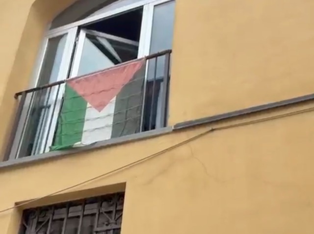 Chivasso, polemica sulla bandiera della Palestina a Palazzo Santa Chiara: Marta ne chiede la rimozione