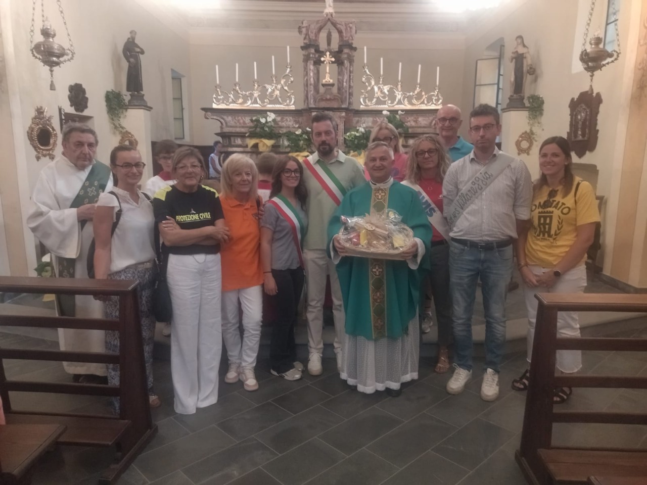 Padre Umberto Micillo  accolto dalle comunità