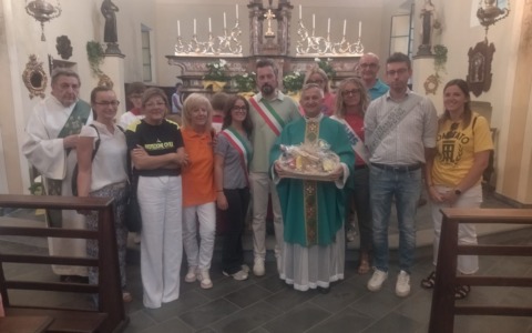 Padre Umberto Micillo  accolto dalle comunità