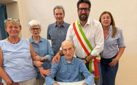 Crescentino, festa per i 105 anni di Osvaldo Cena: è l’uomo più longevo del Vercellese