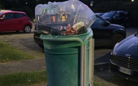 Brandizzo, inciviltà nei parchi e lungo le strade: i cestini pubblici sommersi dai rifiuti domestici