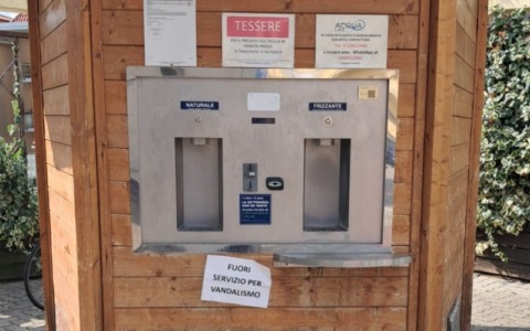 Mazzè, vandalizzata la casetta dell’acqua per poche decine di euro: disagi per i cittadini e ipotesi stop alle monete