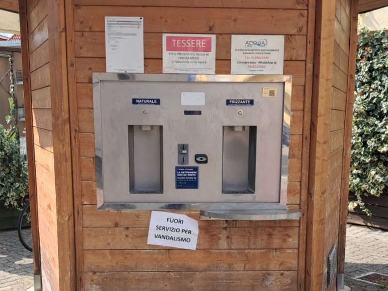 Mazzè, vandalizzata la casetta dell’acqua per poche decine di euro: disagi per i cittadini e ipotesi stop alle monete