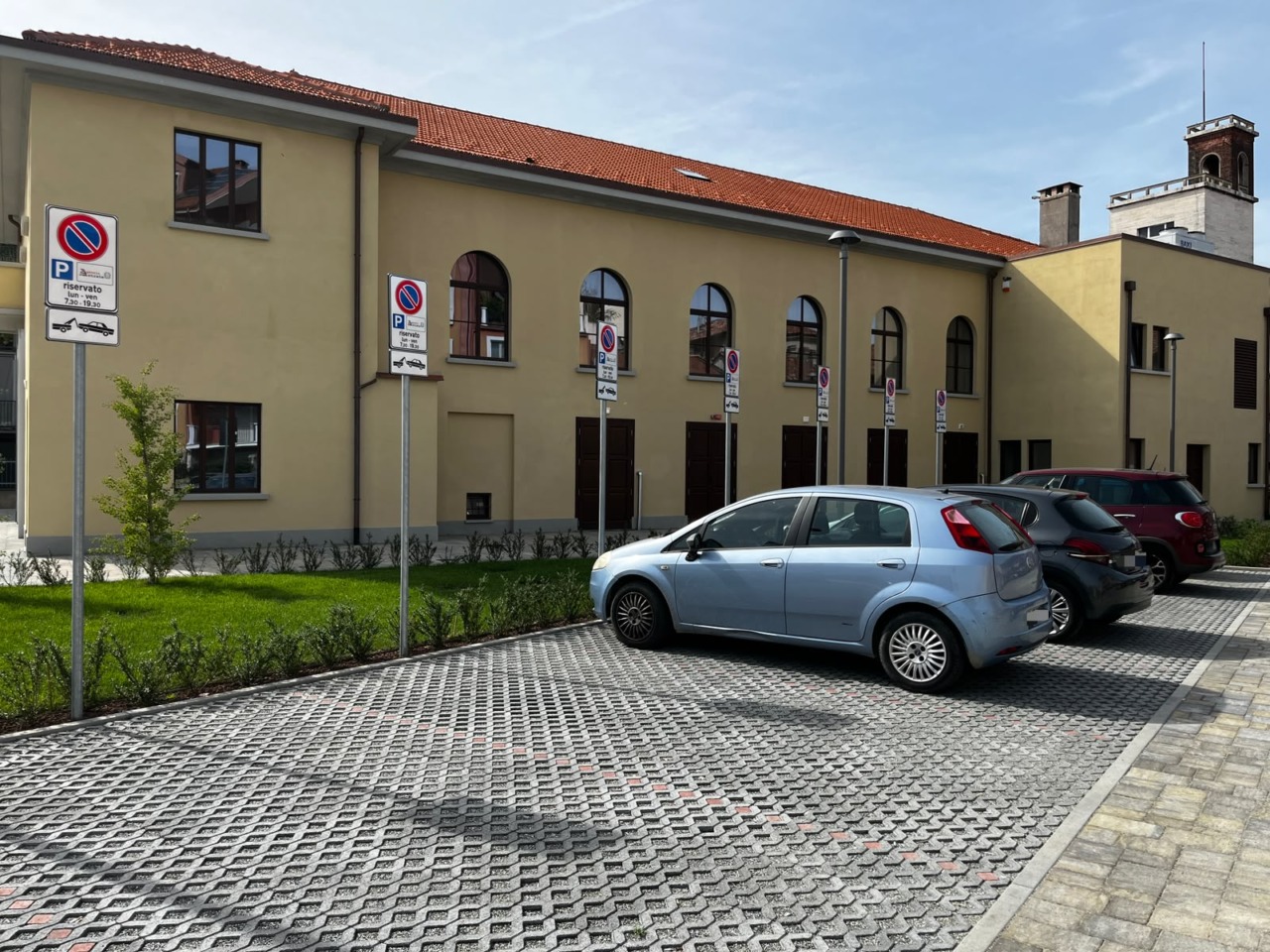 Cinecittà, il pasticcio dei parcheggi riservati all’Agenzia delle Entrate: impossibile multare chi li usa senza titolo