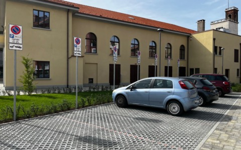 Cinecittà, il pasticcio dei parcheggi riservati all’Agenzia delle Entrate: impossibile multare chi li usa senza titolo