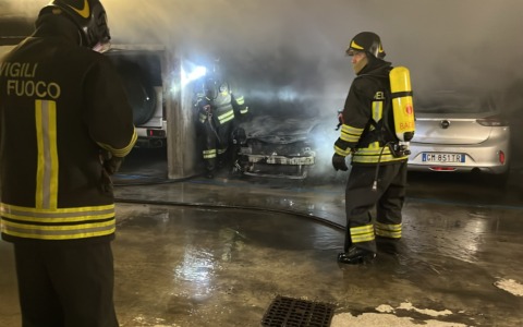 Incendio in via San Carlo: Fiat Punto a fuoco nel parcheggio sotterraneo