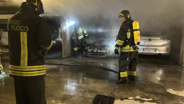 Incendio in via San Carlo: Fiat Punto a fuoco nel parcheggio sotterraneo