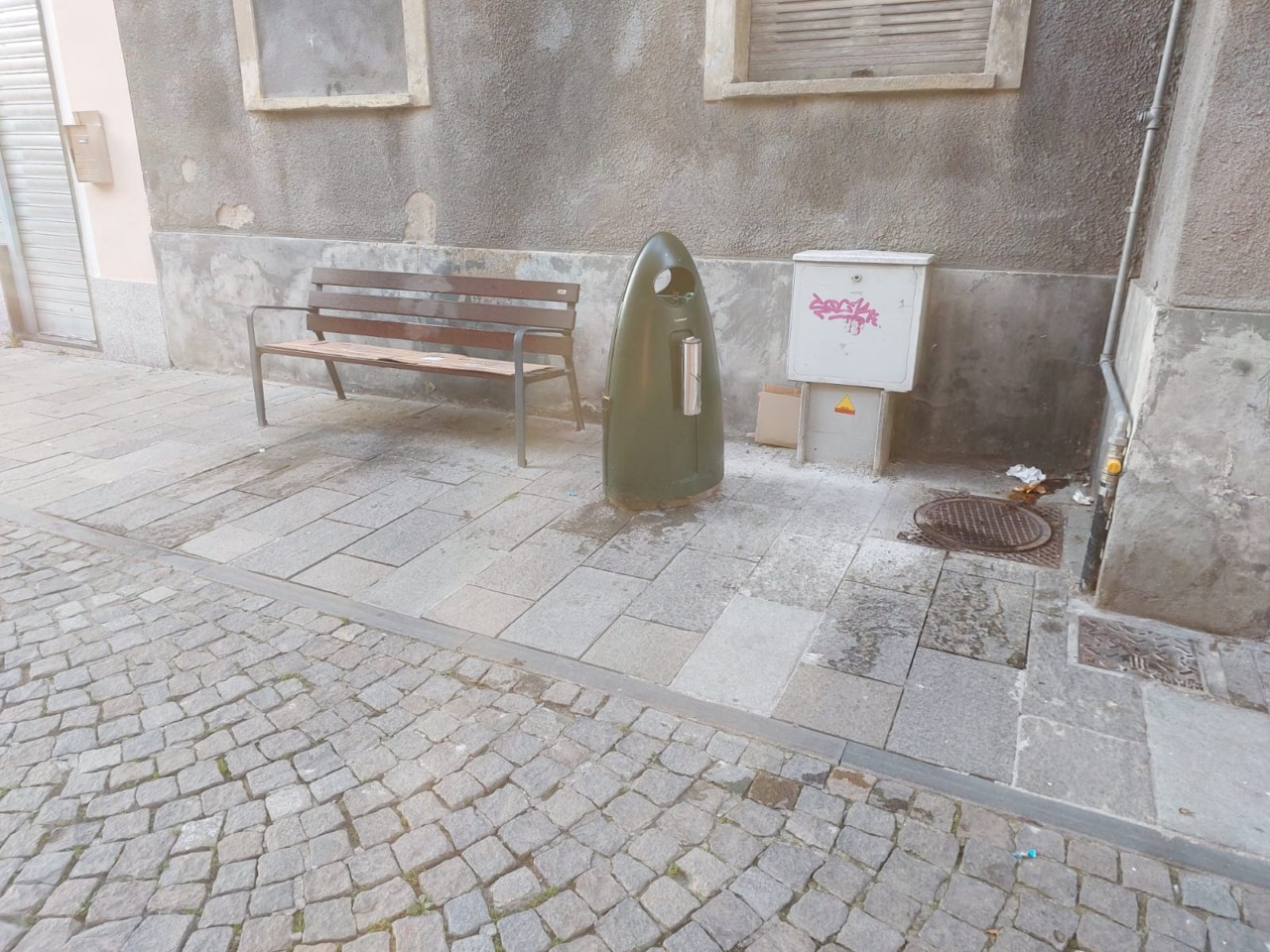 Via San Marco tra sporcizia e senzatetto