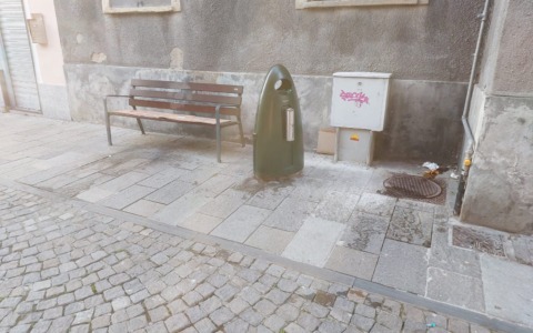 Via San Marco tra sporcizia e senzatetto