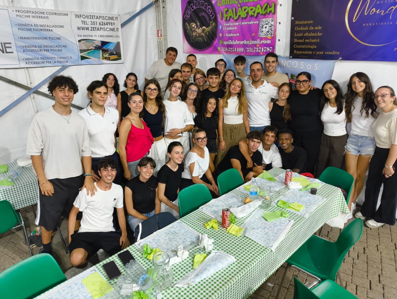 Crescentino in festa per l’addio a don Pier Paolo: l’abbraccio di centinaia di giovani e famiglie