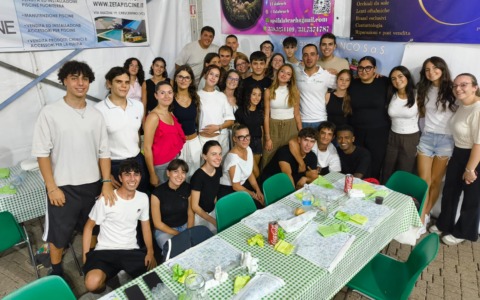 Crescentino in festa per l’addio a don Pier Paolo: l’abbraccio di centinaia di giovani e famiglie