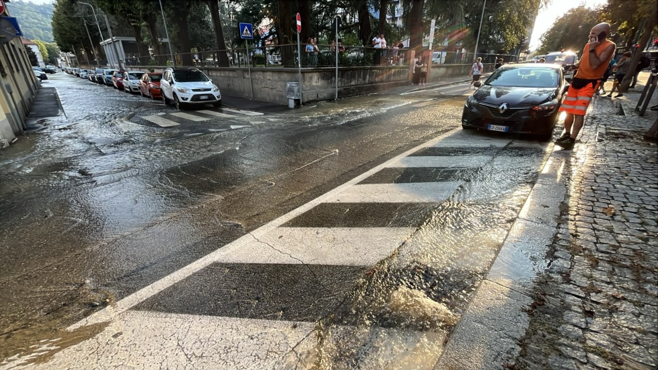 Chivasso senz’acqua: si rompe la tubazione nei viali