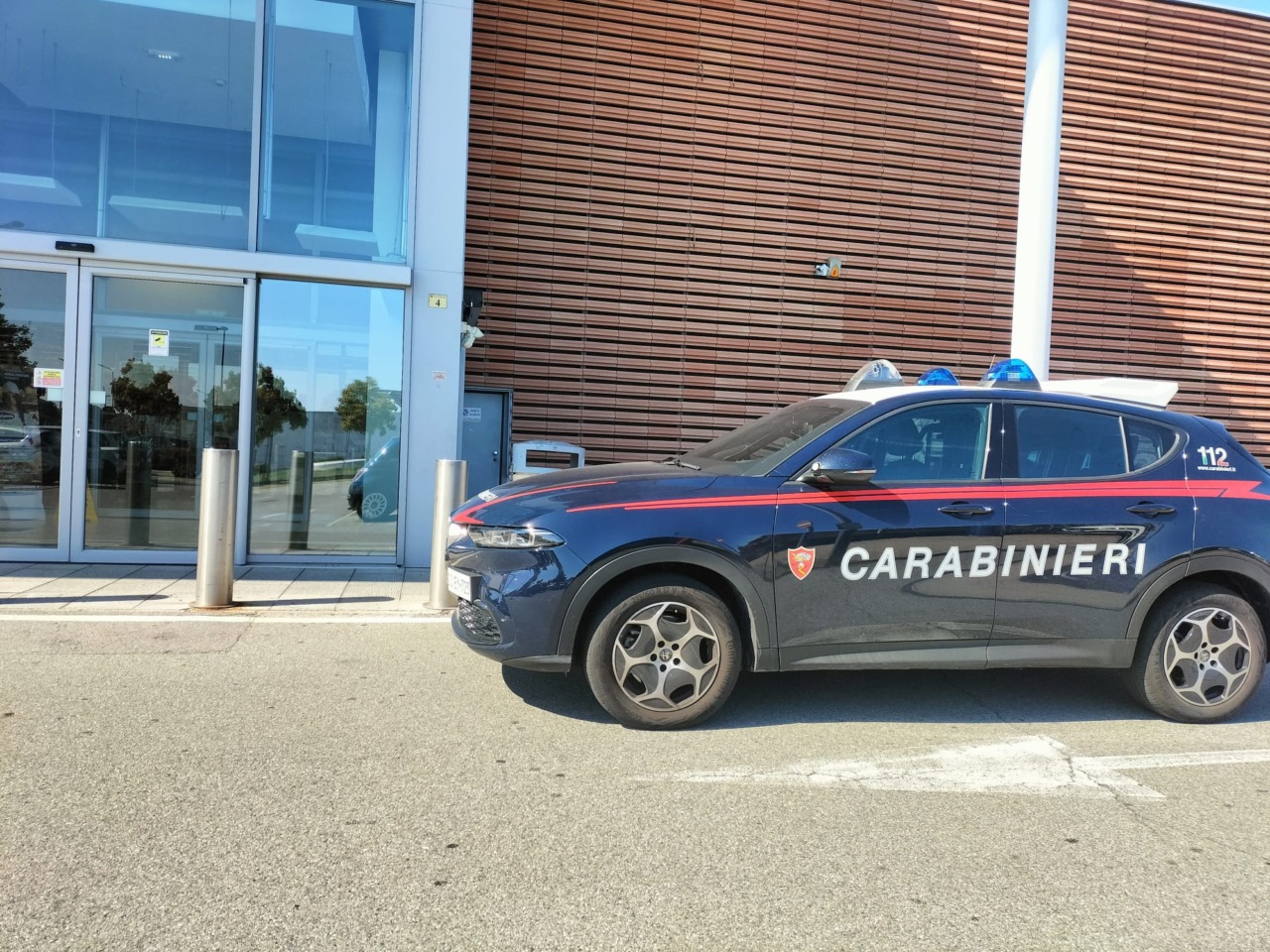 Tentato furto al supermercato Il Gigante: giovane bloccato con lo zaino pieno di refurtiva