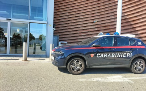 Tentato furto al supermercato Il Gigante: giovane bloccato con lo zaino pieno di refurtiva