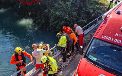 Auto nel canale: scattano i soccorsi per verificare se ci siano persone all’interno