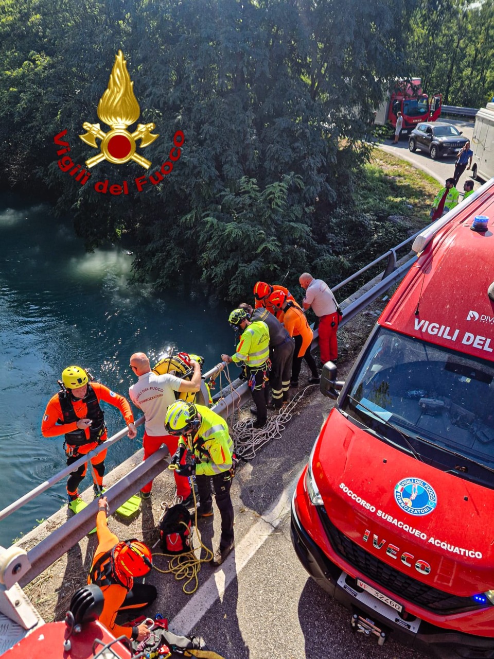 Auto nel canale: scattano i soccorsi per verificare se ci siano persone all’interno