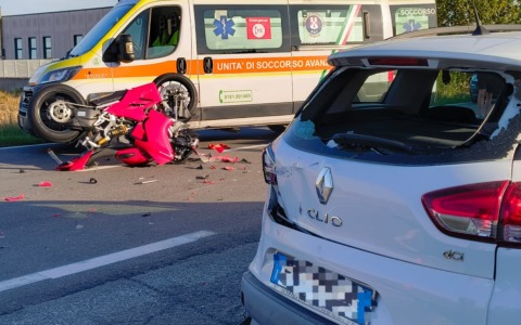 Scontro tra moto e auto sulla SP2: 38enne trasportato in elicottero al CTO