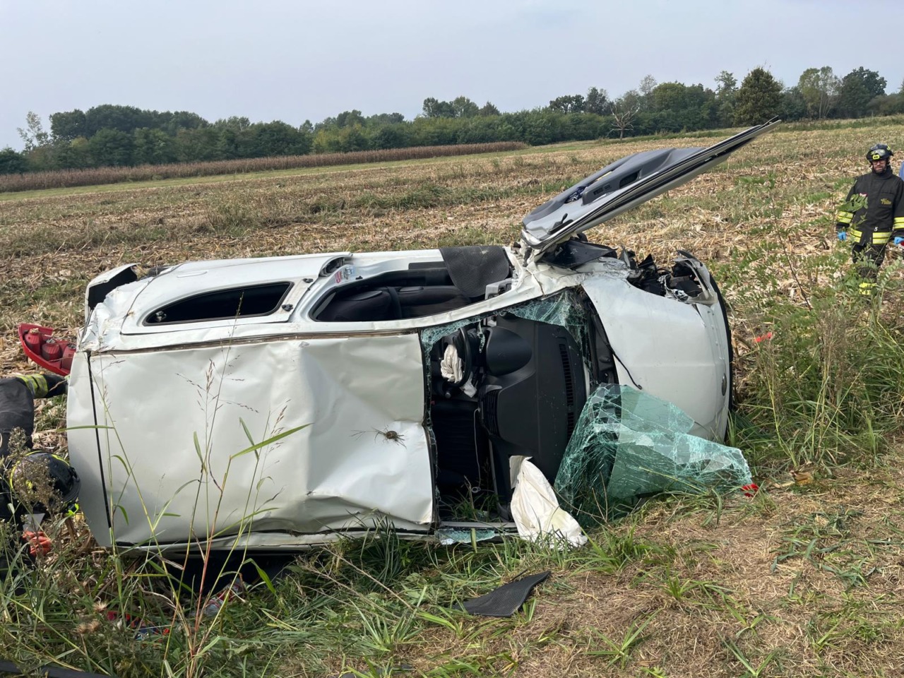 Scontro sulla SP 40: auto si ribalta nei campi, estratta una donna dai Vigili del Fuoco