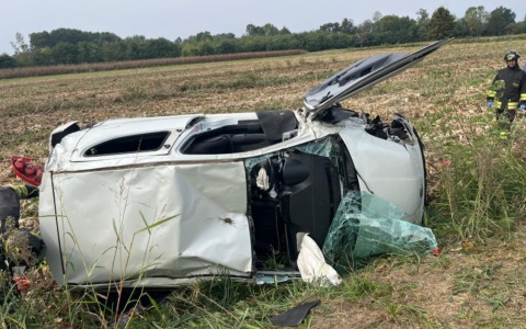 Scontro sulla SP 40: auto si ribalta nei campi, estratta una donna dai Vigili del Fuoco