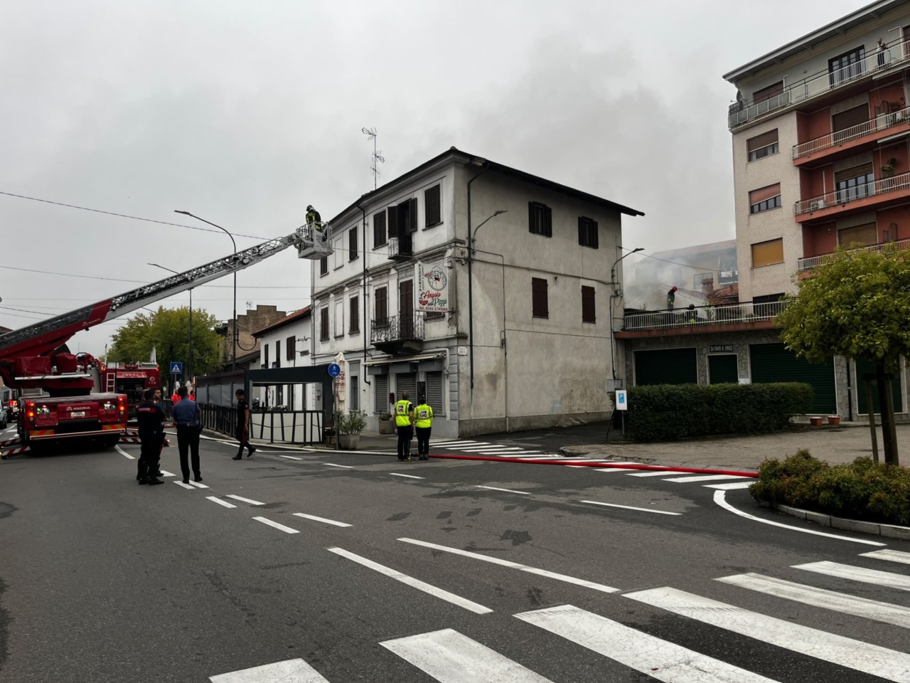 Incendio a Crescentino in viale Po: due persone in casa