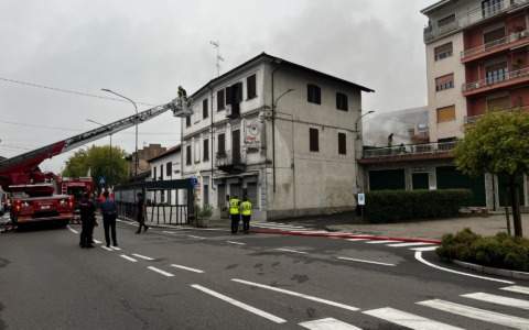 Incendio a Crescentino in viale Po: due persone in casa