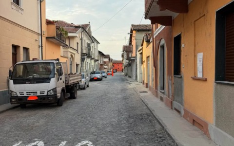 Pulizia strade, inciviltà in via Battisti: auto nei divieti e pulizia bloccata