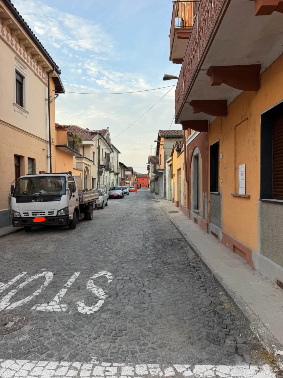 Pulizia strade, inciviltà in via Battisti: auto nei divieti e pulizia bloccata