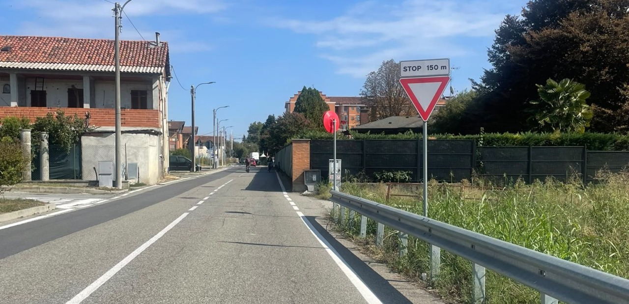 Via Monte Grappa, le auto non rispettano il limite dei «50». Servirebbero davvero i dossi