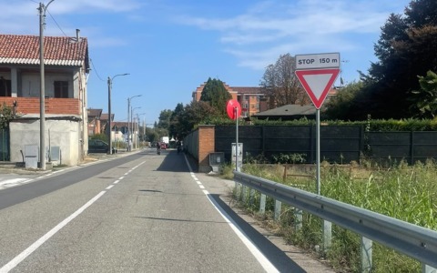 Via Monte Grappa, le auto non rispettano il limite dei «50». Servirebbero davvero i dossi