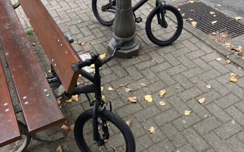 Saluggia, biciclette legate ai pali fuori dall’asilo: i genitori chiedono le rastrelliere
